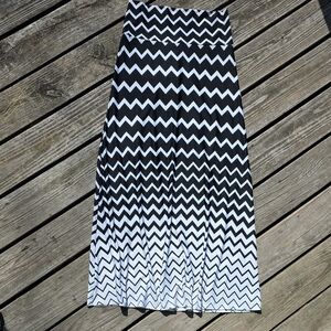 Soho Apparel Black and White Zigzag Maxi Skirt